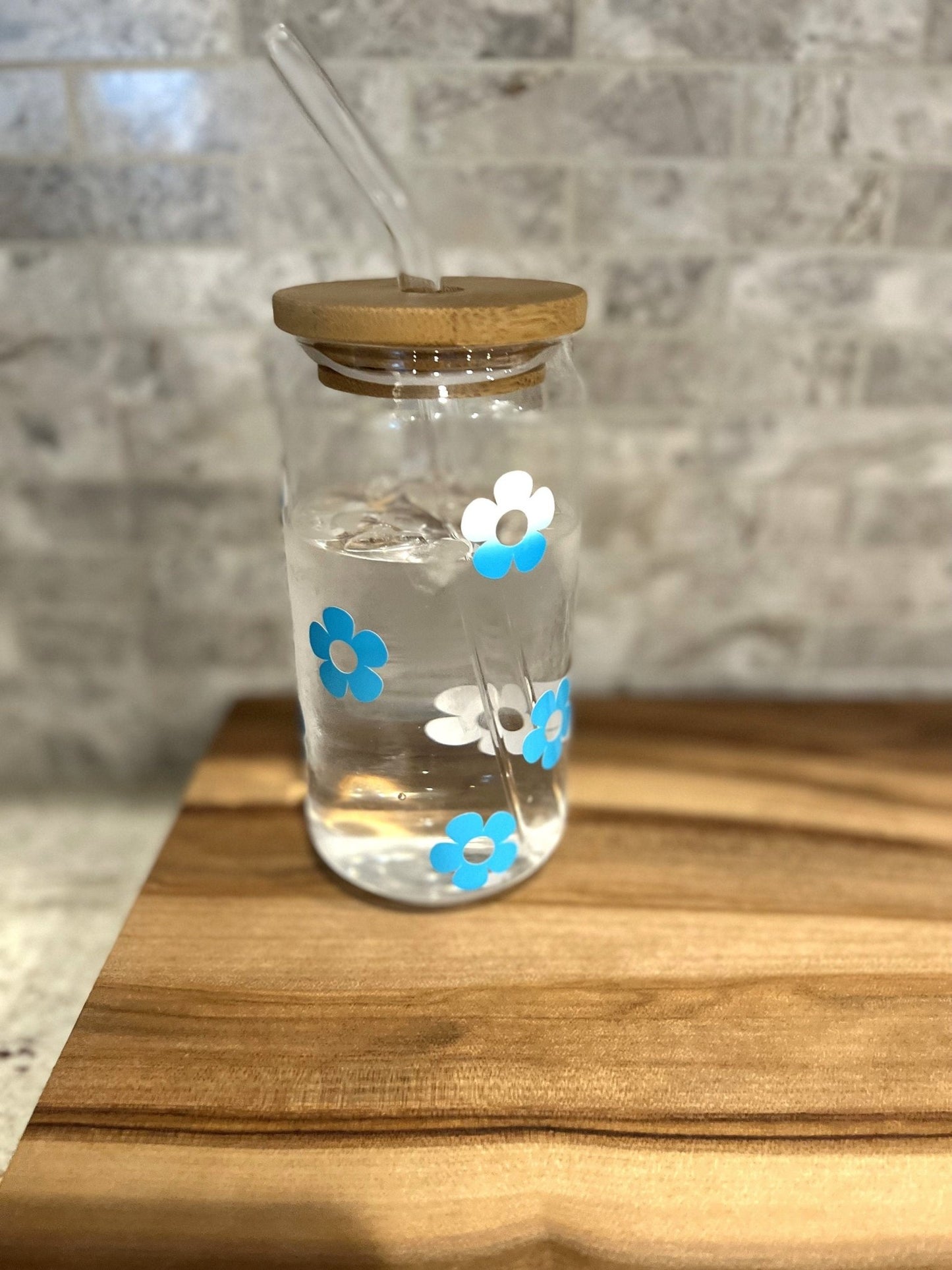 https://chambrayandsand.myshopify.com/cdn/shop/products/retro-flower-beer-can-color-changing-glass-color-changing-glass-multiple-color-options-beer-can-glass-with-bamboo-lid-428489.jpg?v=1693308217&width=1445