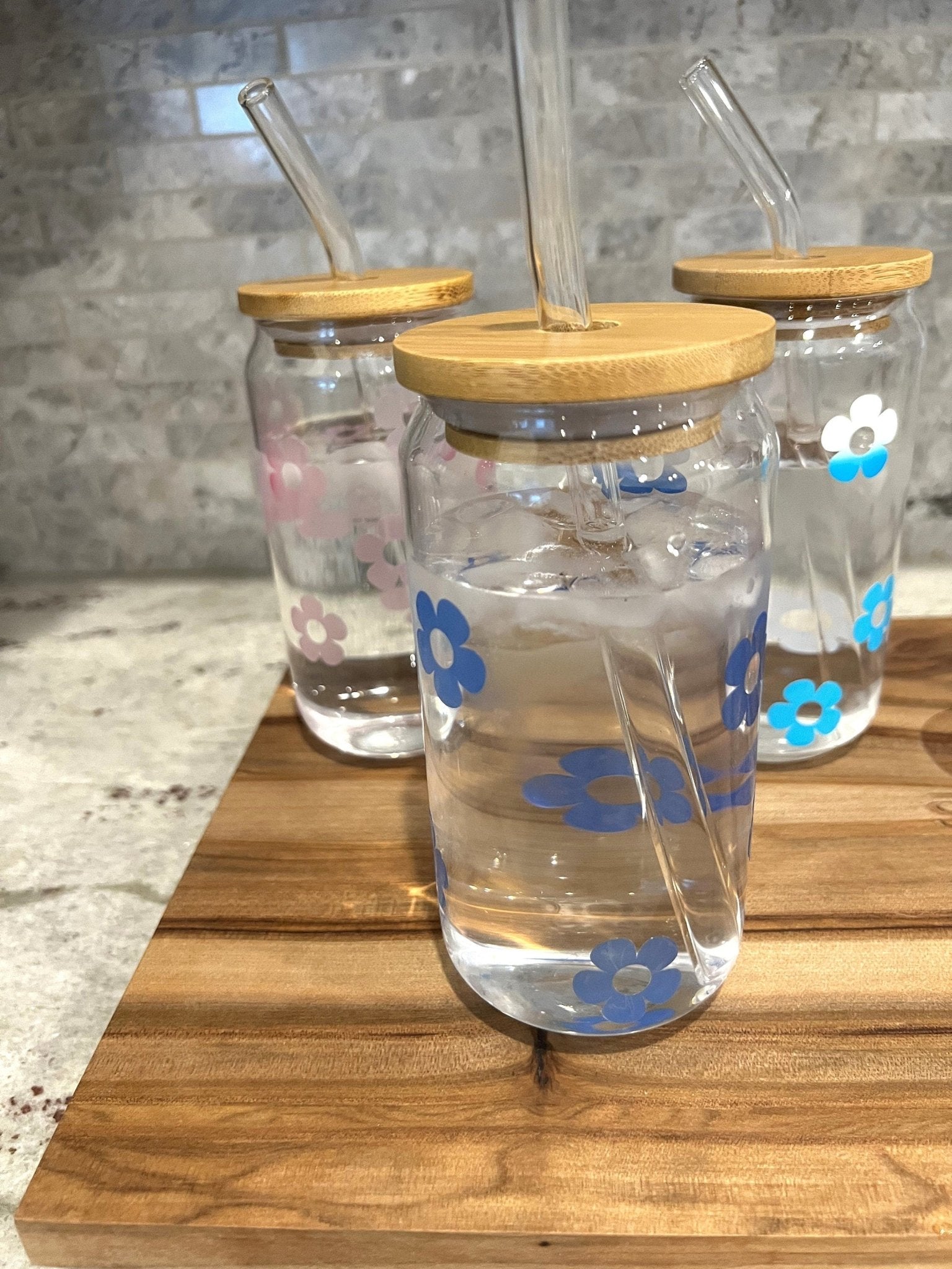 https://chambrayandsand.myshopify.com/cdn/shop/products/retro-flower-beer-can-color-changing-glass-color-changing-glass-multiple-color-options-beer-can-glass-with-bamboo-lid-732432.jpg?v=1693308217&width=1946